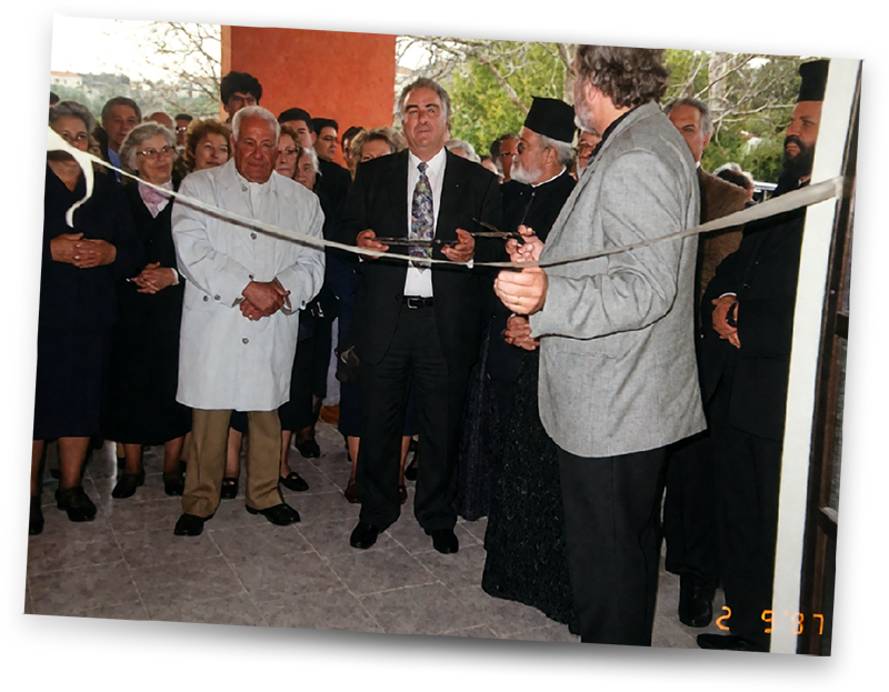 Φωτογραφία από τα εγκαίνια του πολιτιστικού κέντρου "Ξενώνας" του χωριού.